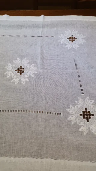 Copritavola bianco con ricami