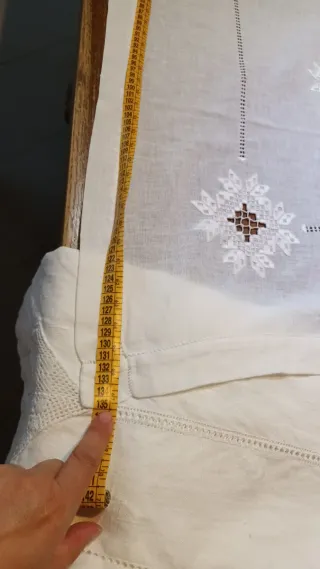 Copritavola bianco con ricami