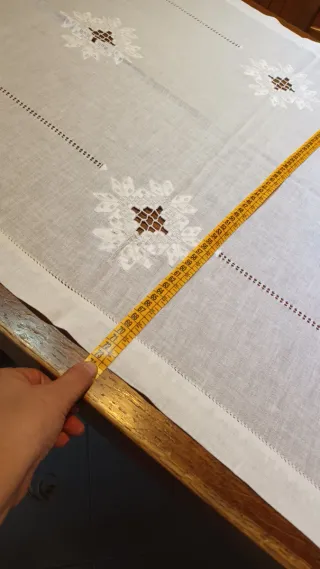 Copritavola bianco con ricami