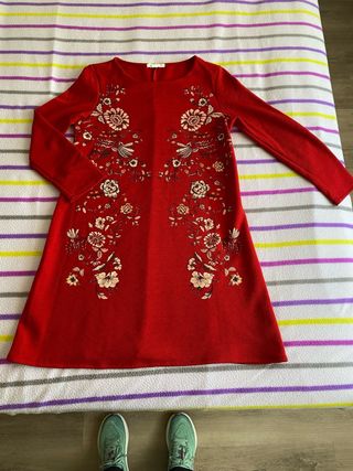 Vestido rojo con bordado floral