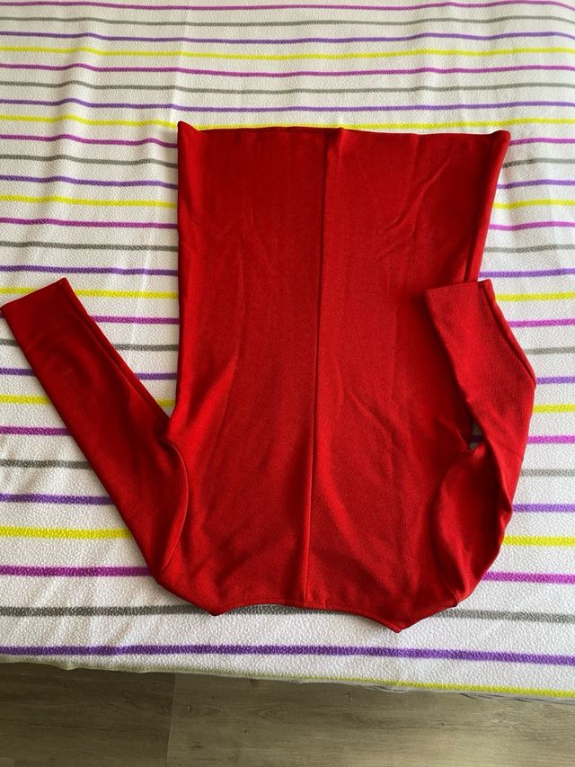 Vestido rojo con bordado floral