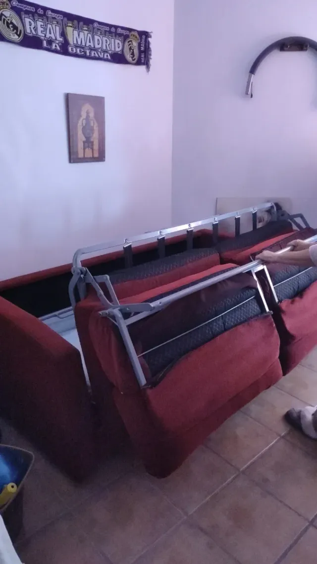 Sofá cama rojo con colchón