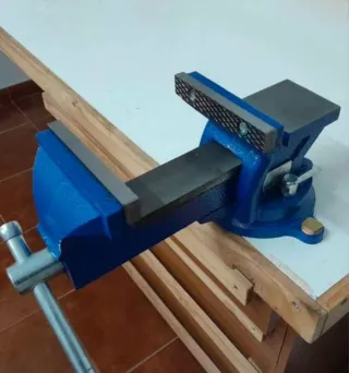 Tornillo de banco UNIVERSAL