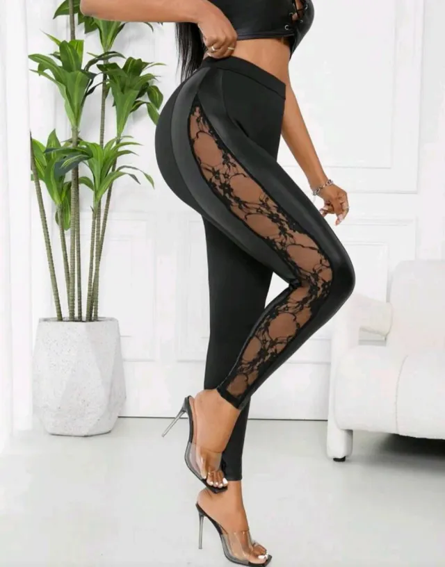 Leggings negros con encaje y efecto piel.