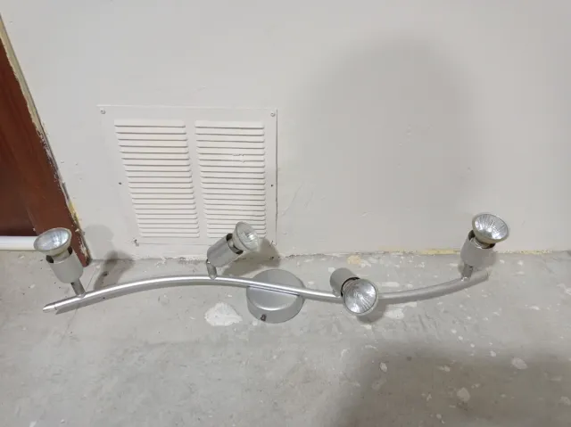 Lámparas de techo plateadas y blancas.