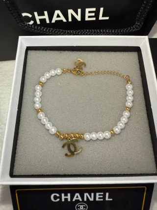 Pulsera Chanel Perlas y Logo Dorado
