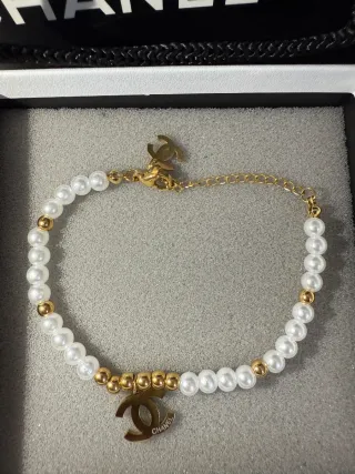 Pulsera Chanel Perlas y Logo Dorado