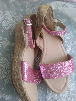 Sandalias cuña mujer rosa y beige