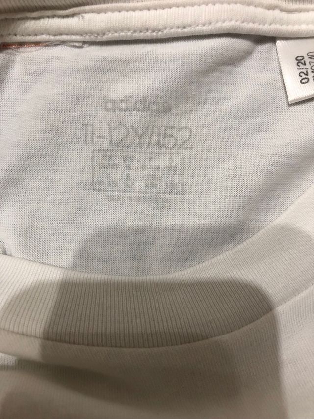 Camiseta Adidas Blanca Logo Azul y Negro