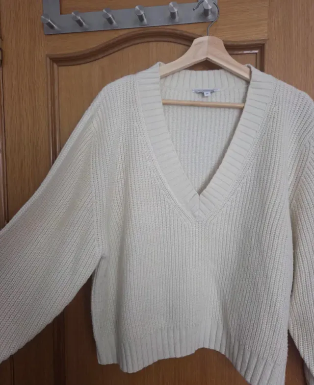 Jersey beige cuello pico