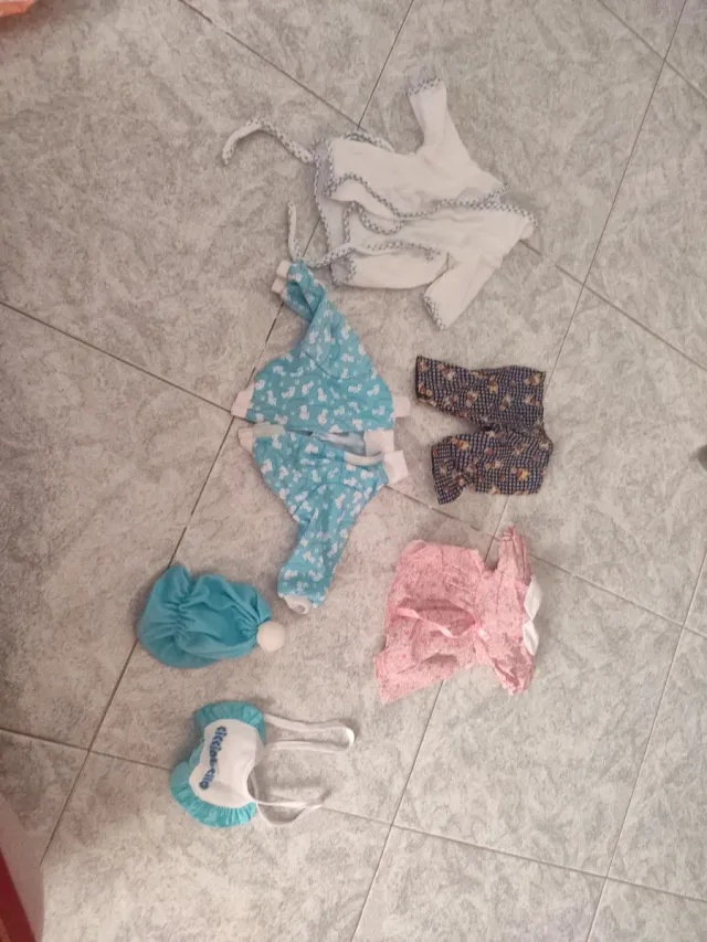 Vestiti bambolotti: tutina, cappellino, bavaglino