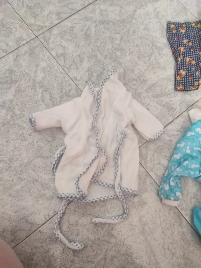 Vestiti bambolotti: tutina, cappellino, bavaglino