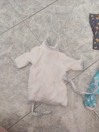 Vestiti bambolotti: tutina, cappellino, bavaglino