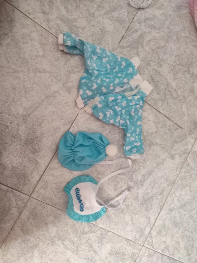 Vestiti bambolotti: tutina, cappellino, bavaglino