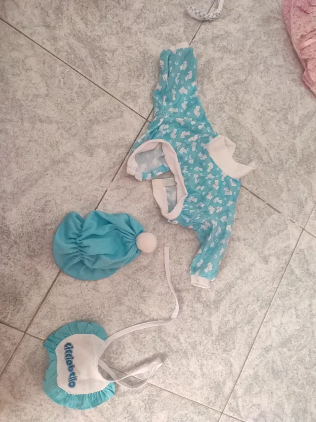 Vestiti bambolotti: tutina, cappellino, bavaglino