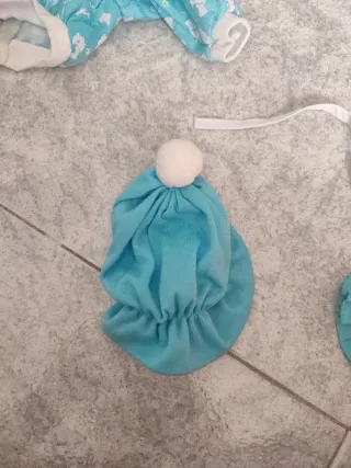 Vestiti bambolotti: tutina, cappellino, bavaglino