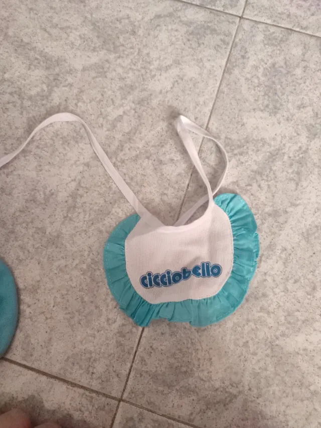 Vestiti bambolotti: tutina, cappellino, bavaglino