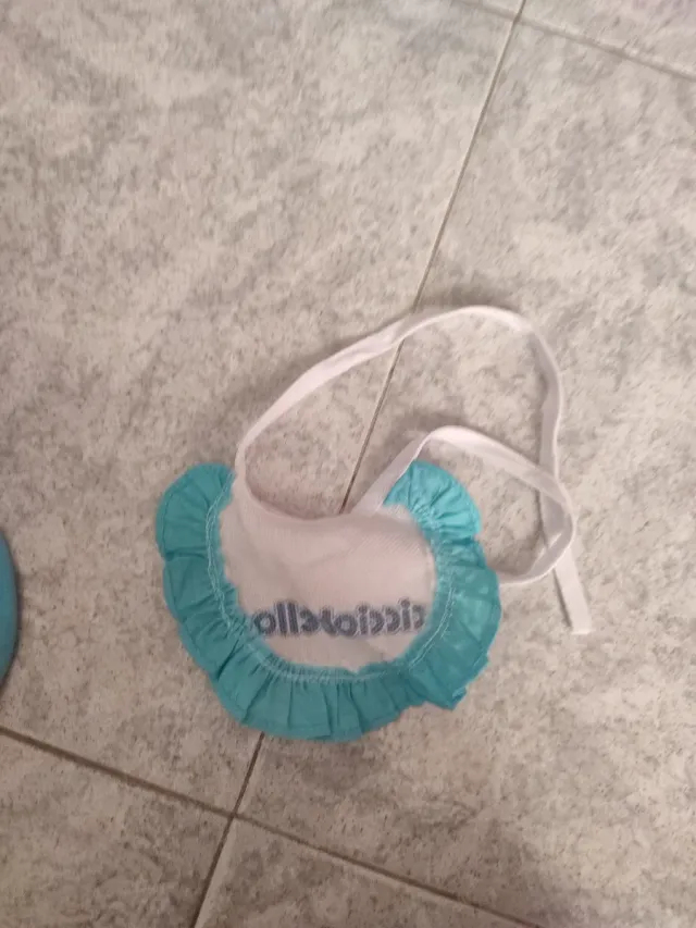 Vestiti bambolotti: tutina, cappellino, bavaglino