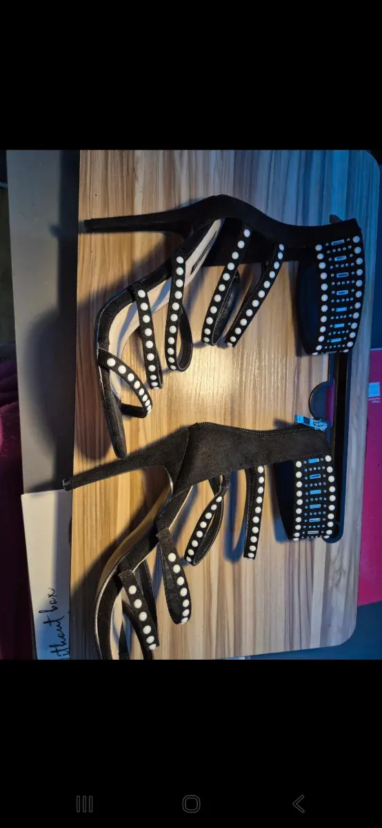 Zapatillas tacón alto negras con adornos blancos