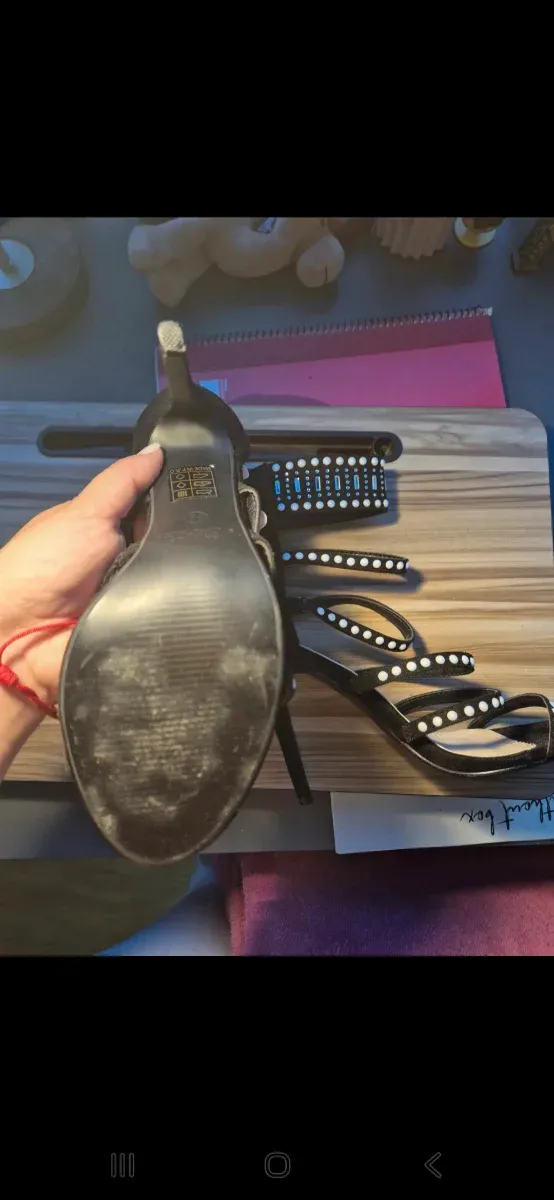 Zapatillas tacón alto negras con adornos blancos