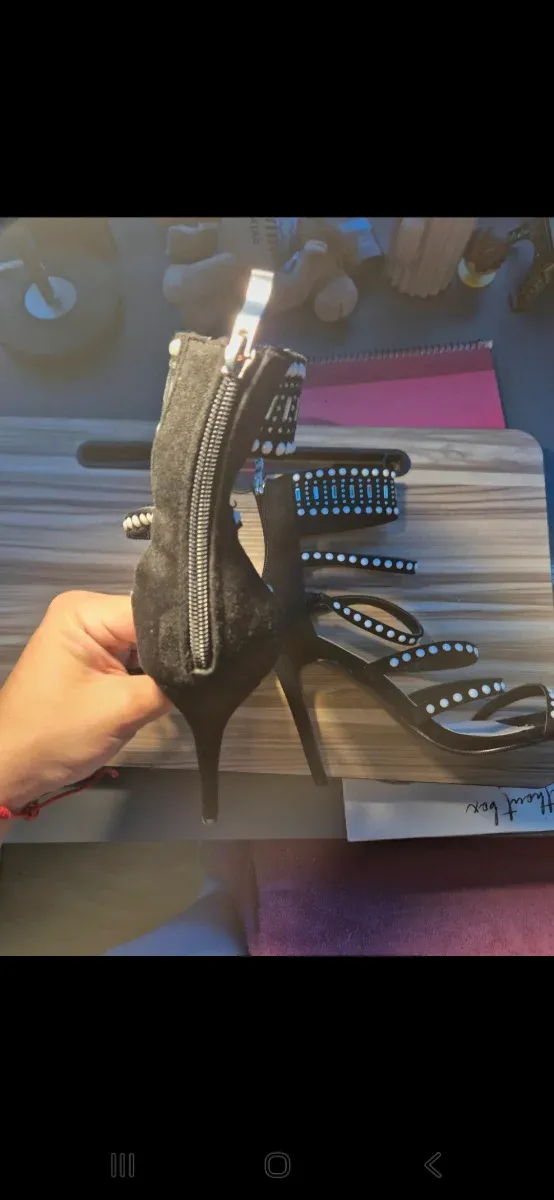 Zapatillas tacón alto negras con adornos blancos