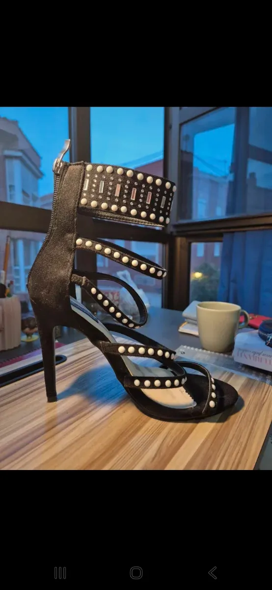 Zapatillas tacón alto negras con adornos blancos