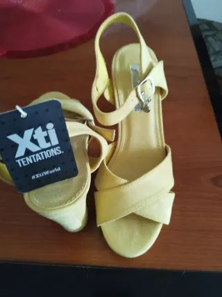 Xti Zapatos de tacón mujer amarillos