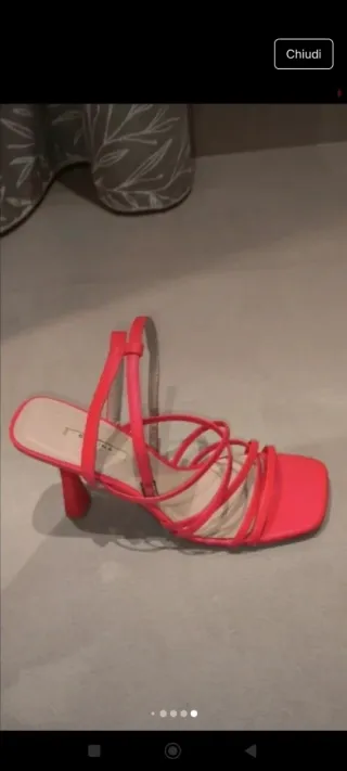 Sandali corallo con cinturino,tacco comodo.