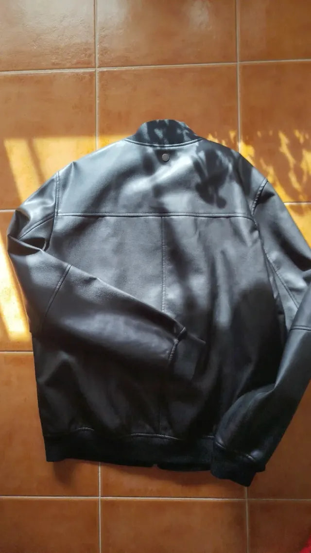 Cazadora efecto piel negra Talla XL