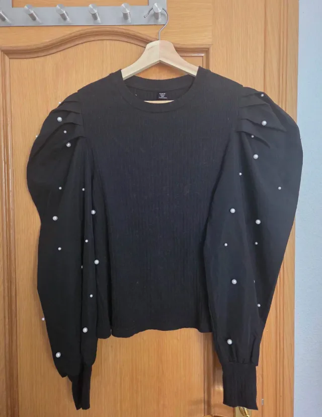 Camiseta negra con perlas