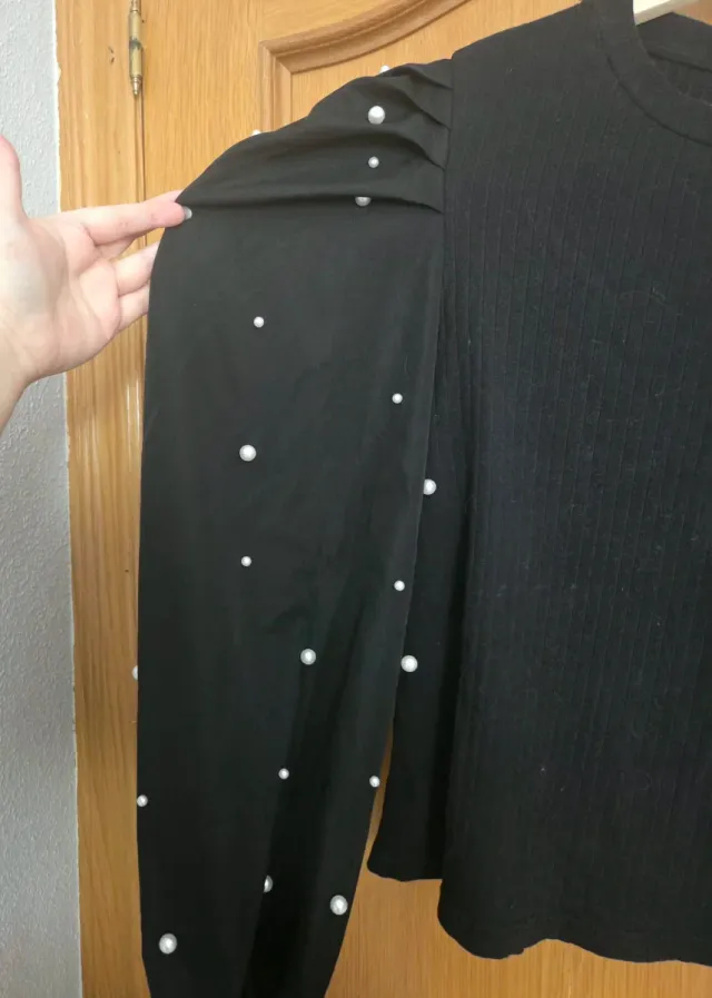 Camiseta negra con perlas
