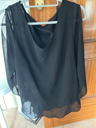 Blusa negra con transparencias