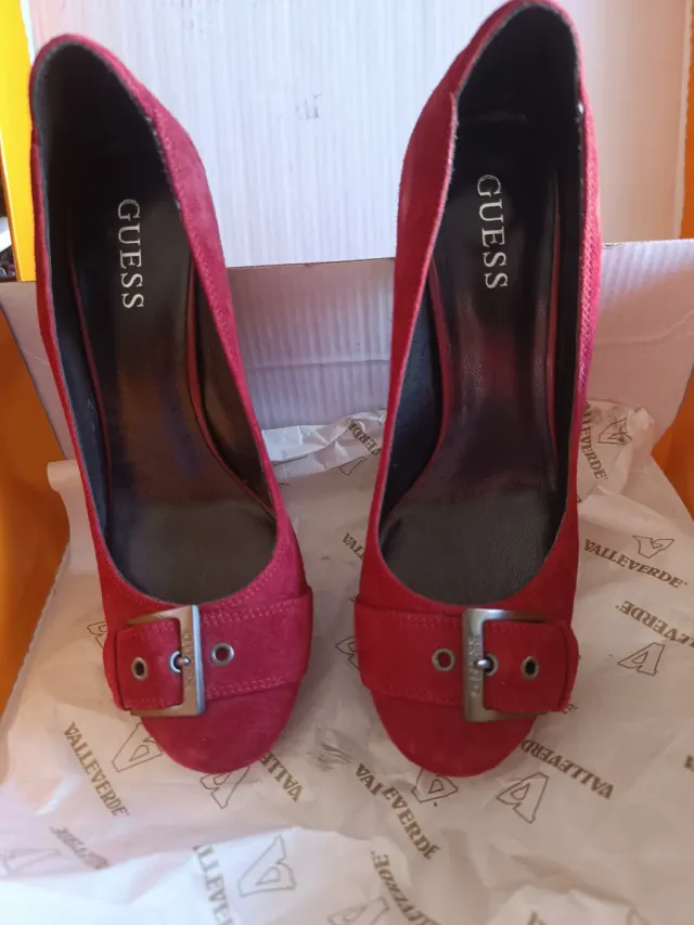 Décolleté Guess rosse con fibbia