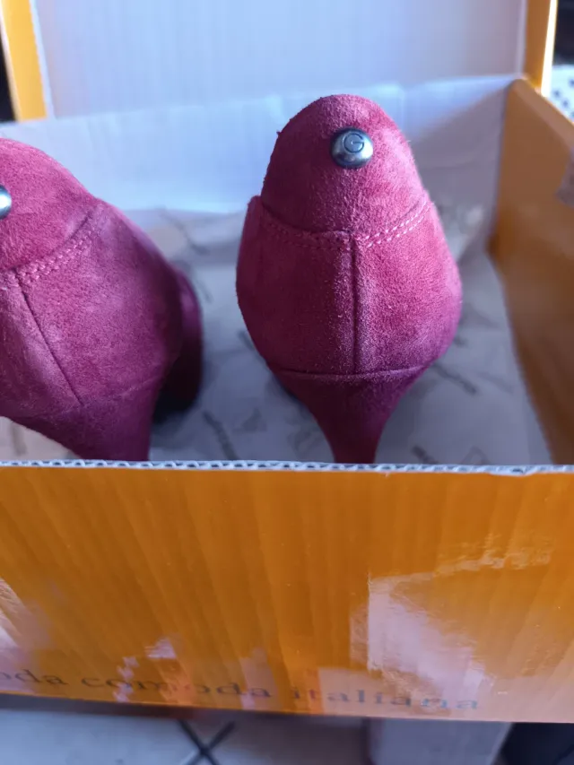 Décolleté Guess rosse con fibbia