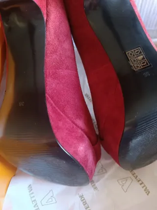 Décolleté Guess rosse con fibbia