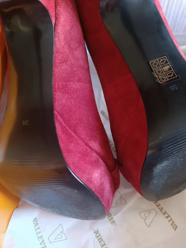 Décolleté Guess rosse con fibbia