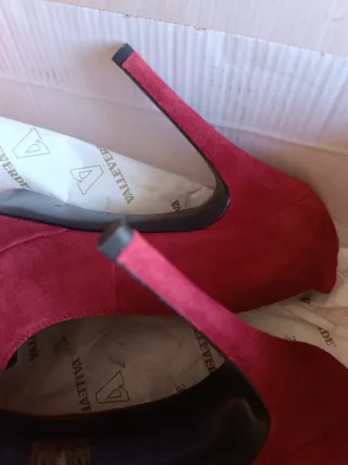 Décolleté Guess rosse con fibbia