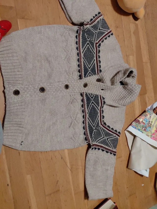 Cárdigan beige con detalles geométricos