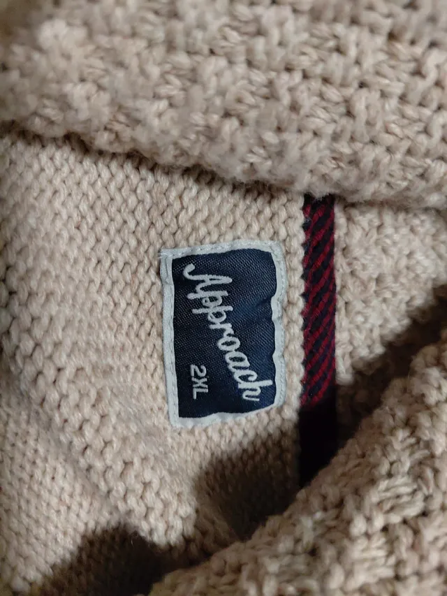 Cárdigan beige con detalles geométricos