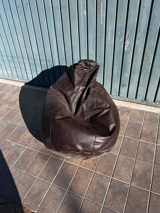 Puf de bolitas cuero marrón oscuro