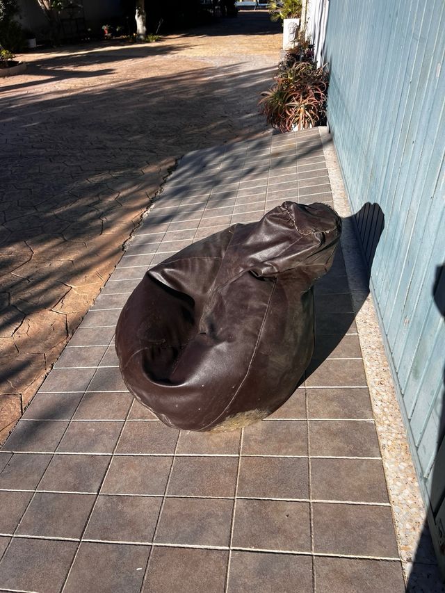 Puf de bolitas cuero marrón oscuro