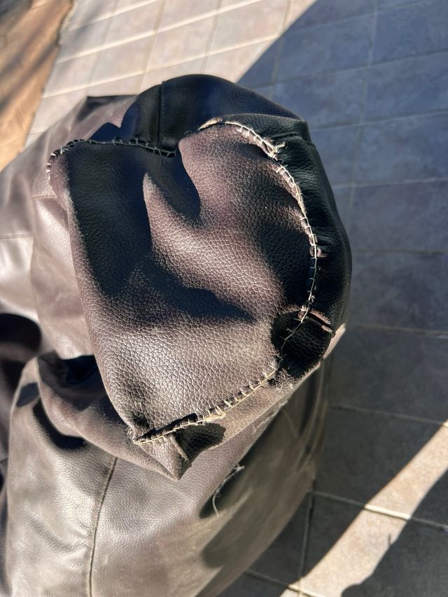 Puf de bolitas cuero marrón oscuro