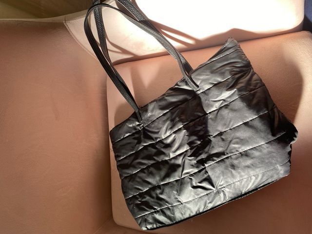 Bolso negro acolchado