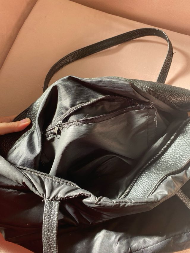 Bolso negro acolchado