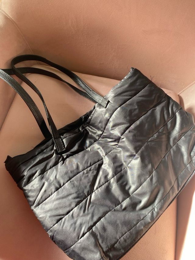 Bolso negro acolchado