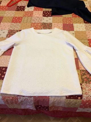 Camiseta blanca manga acampanada y azul marino