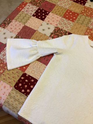 Camiseta blanca manga acampanada y azul marino