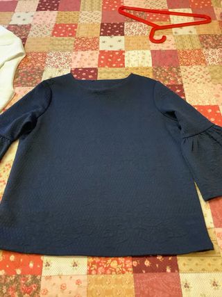 Camiseta blanca manga acampanada y azul marino