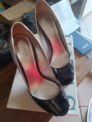 Décolleté Guess Nere e Oro Peep Toe