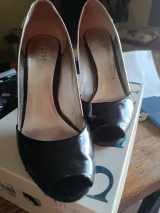 Décolleté Guess Nere e Oro Peep Toe